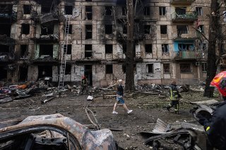 Au moins trois personnes ont été tuées et 25 autres blessées lors d'un tir de missile russe sur un immeuble de cinq étages dans la ville de Kryviy Rih, dans la région de Dnipropetrovsk, en Ukraine, selon le maire Oleksandr Vilkul.